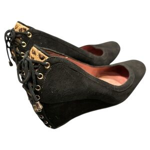 Richard Tyler Black Wedges with leopard print Detail